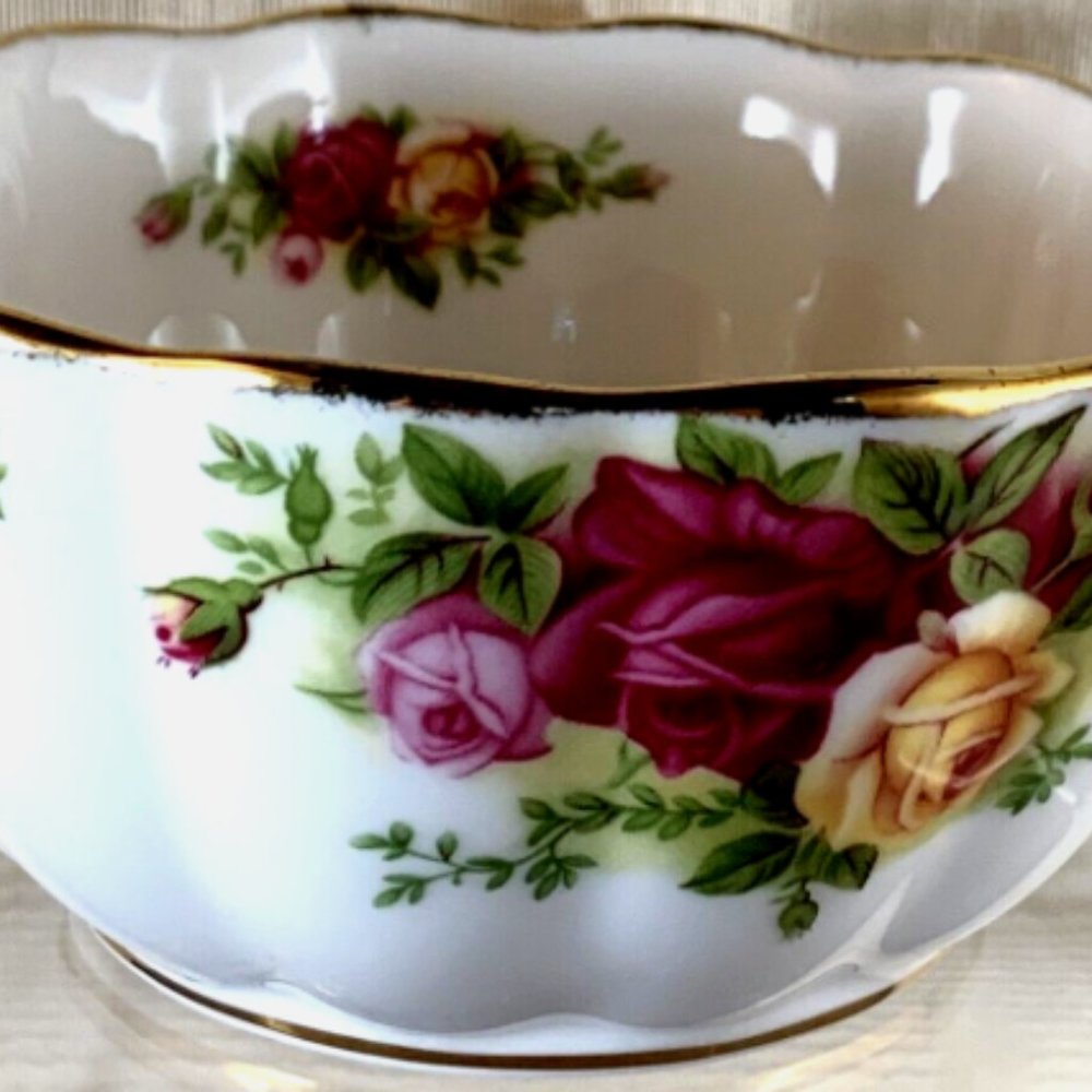 Petal Bowl Old Country Roses by ROYAL ALBERT ( NEW)